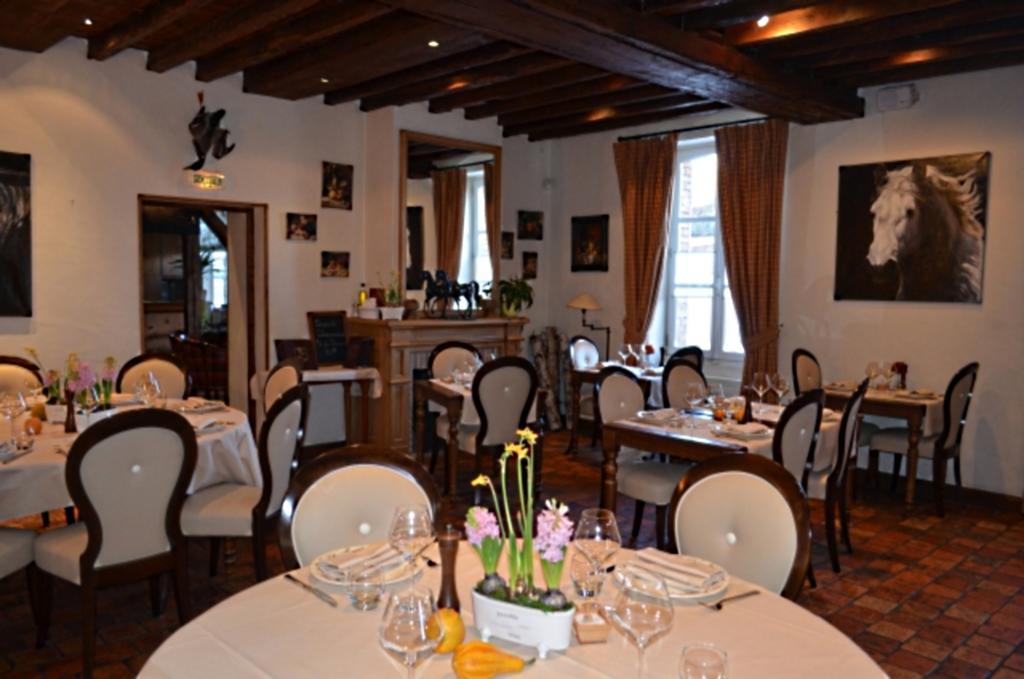 Auberge du Cheval Blanc Yvoy-le-Marron Buitenkant foto